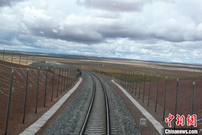 圖為熱棒技術在青藏鐵路凍土區(qū)的應用。(資料圖) 中鐵西北科學研究院供圖