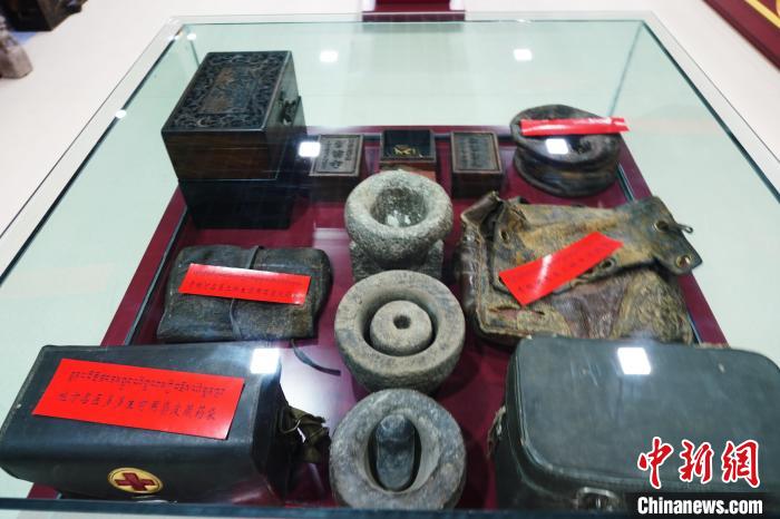 圖為藏醫(yī)傳統(tǒng)制藥石鍋石槽?！●R銘言 攝