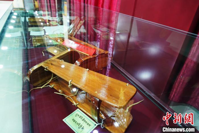 圖為藏醫(yī)外治骨科夾板?！●R銘言 攝