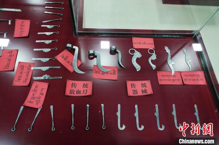 圖為藏醫(yī)古傳統(tǒng)醫(yī)療器械?！●R銘言 攝