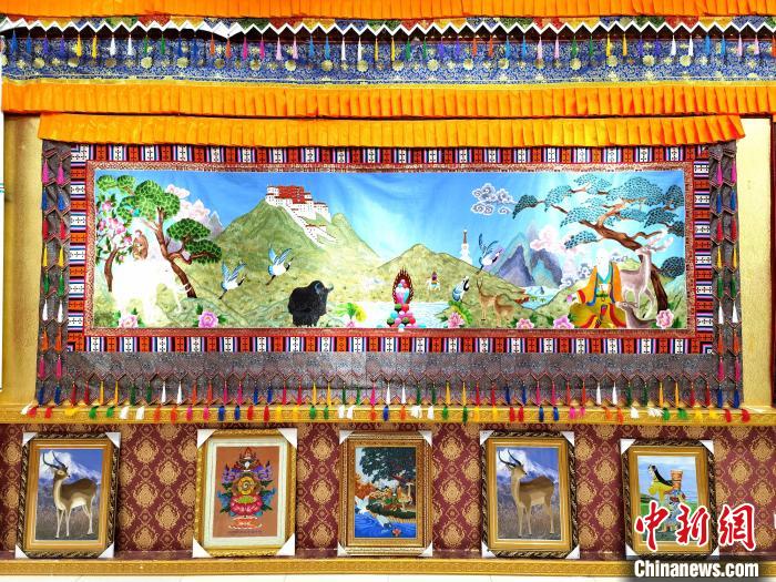 圖為藏繡作品?！∑钤鲚?攝