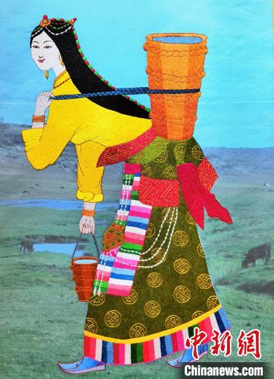 圖為藏繡作品《背水姑娘》?！∑钤鲚?攝