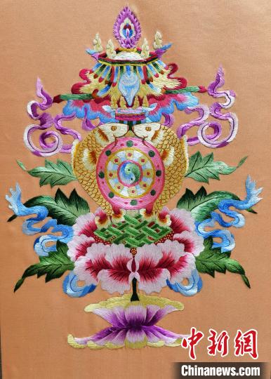 圖為藏繡作品?！∑钤鲚?攝