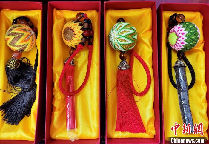 圖為藏繡手工藝品。　祁增蓓 攝