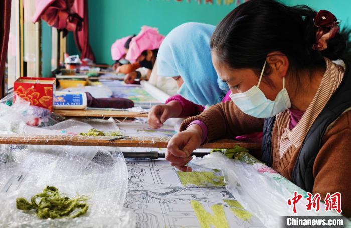 圖為繡娘正在進(jìn)行刺繡?！●R銘言 攝