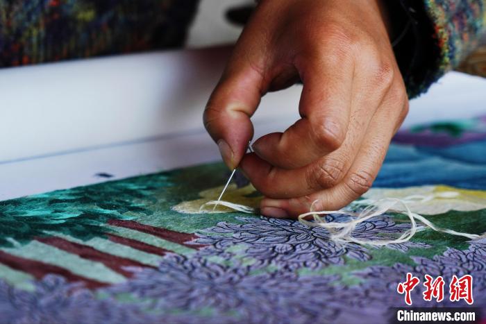 圖為“藏繡”細(xì)節(jié)圖?！●R銘言 攝