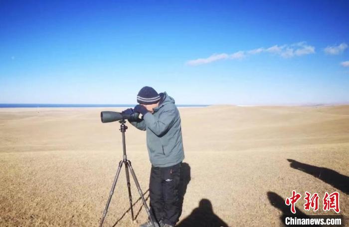 圖為工作人員正在進(jìn)行監(jiān)測(cè)?！∏嗪：皡^(qū)保護(hù)利用管理局供圖