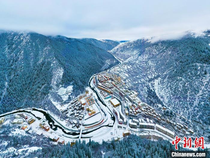 壤塘的雪后美景?！∪捞量h融媒體中心供圖