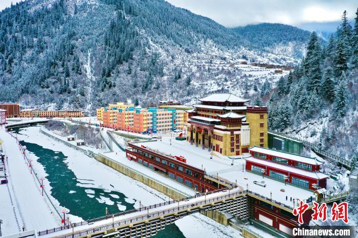 壤塘的雪后美景?！∪捞量h融媒體中心供圖