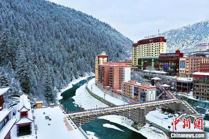 壤塘的雪后美景?！∪捞量h融媒體中心供圖
