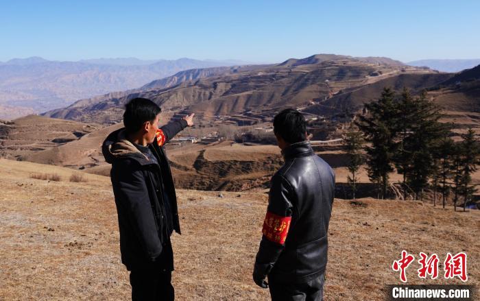 圖為桑杰加(左)和同事望向遠(yuǎn)方?！●R銘言 攝