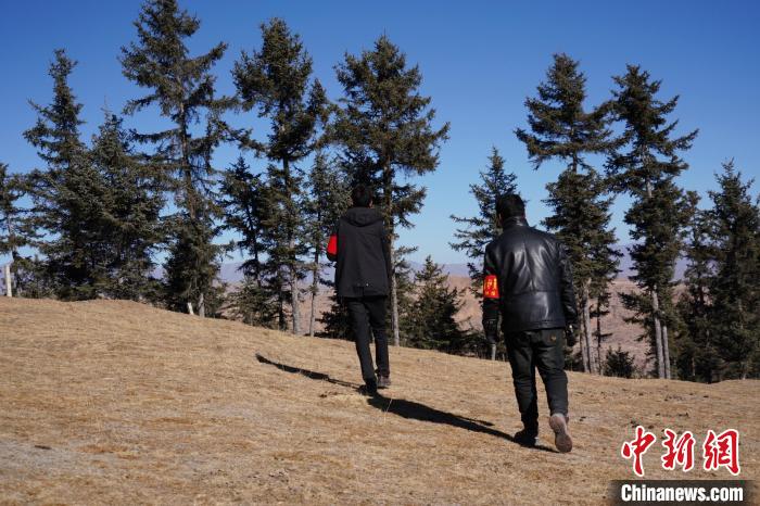 圖為桑杰加(左)和同事巡查林場?！●R銘言 攝