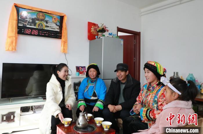 新家是兩層小樓房，一樓布置得充滿(mǎn)現(xiàn)代感，喝著藏式奶茶，一家人聊著今年春節(jié)怎么過(guò)?！《∷?攝