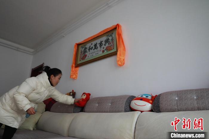 27日，春節(jié)將至，楊周馬草打掃房屋，拆洗沙發(fā)靠墊等?！《∷?攝