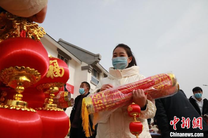 27日，蘭州新區(qū)為舟曲避險(xiǎn)搬遷移民送“春節(jié)包”，楊周馬草前往領(lǐng)取，紅色寓意來(lái)年的日子紅紅火火?！∥航ㄜ?攝