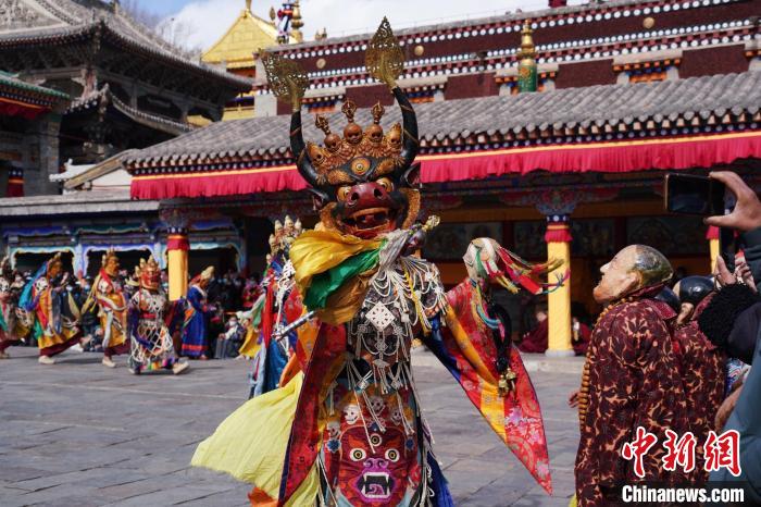 圖為塔爾寺僧侶進(jìn)行“跳欠”儀式?！●R銘言 攝