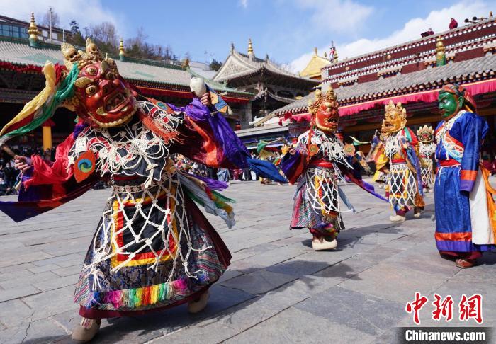 圖為塔爾寺僧侶進(jìn)行“跳欠”儀式?！●R銘言 攝