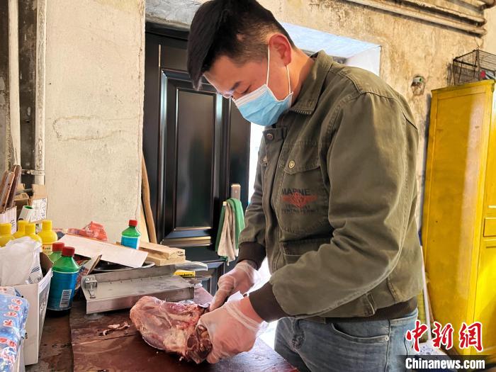 圖為雪豹“奶爸”史壽軍正在準(zhǔn)備投喂雪豹的食材?！●R銘言 攝