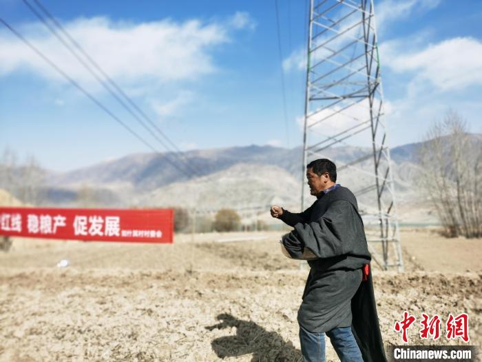 圖為藏族民眾撒種、施肥?！?zhí)砀?攝