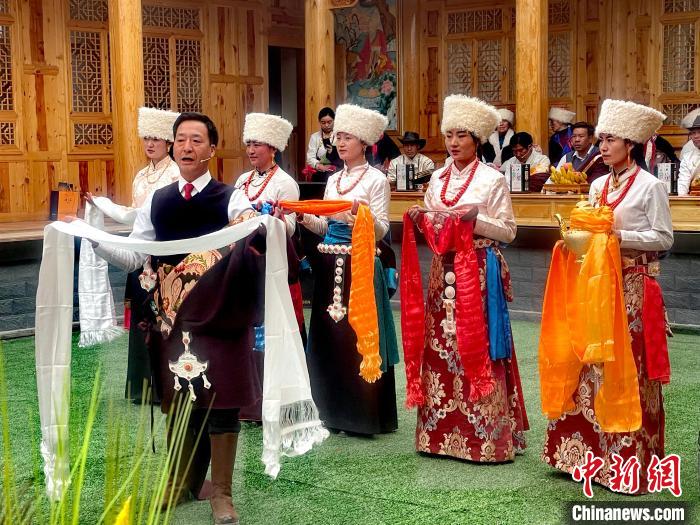 圖為“村晚”現(xiàn)場?！±钣穹?攝