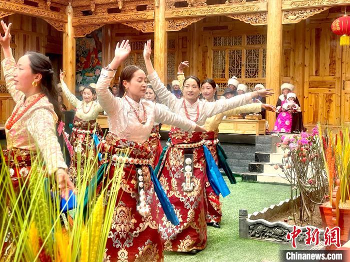 圖為藏族女性載歌載舞。　李玉峰 攝