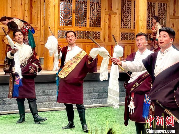 圖為藏族漢子表演節(jié)目。　李玉峰 攝