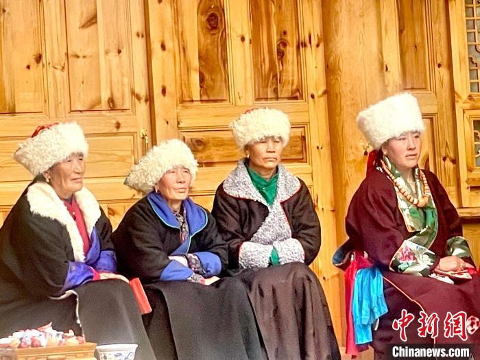 圖為藏族女性觀看“村晚”?！±钣穹?攝