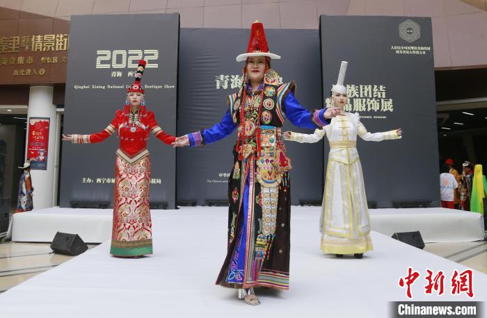 圖為模特展示蒙古族服飾?！●R銘言 攝