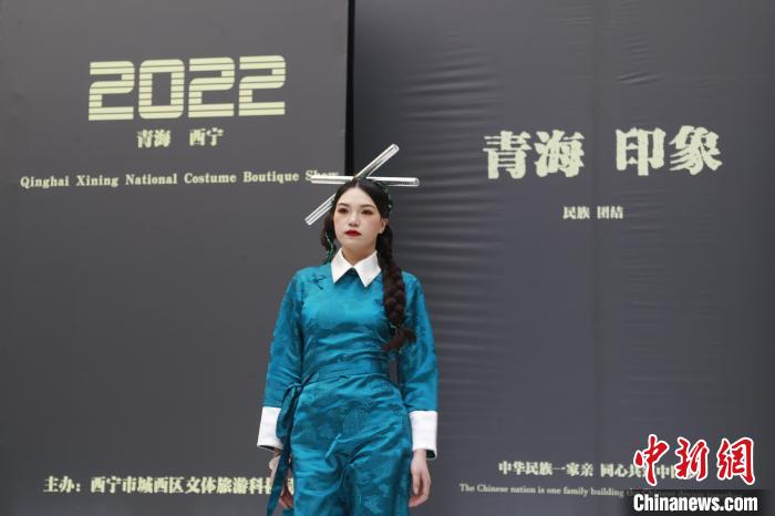 圖為模特展示少數(shù)民族服飾。　馬銘言 攝