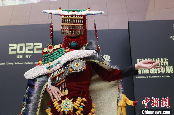 圖為模特展示藏族服飾?！●R銘言 攝