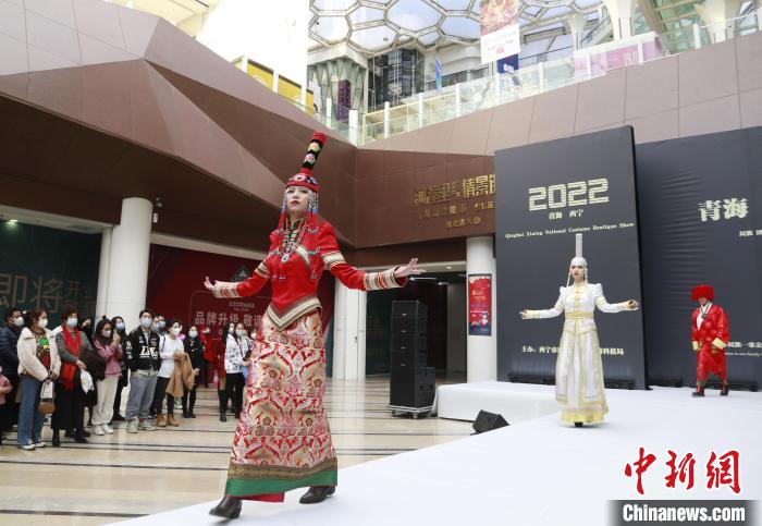 圖為模特身穿民族服飾進(jìn)行走秀。　馬銘言 攝