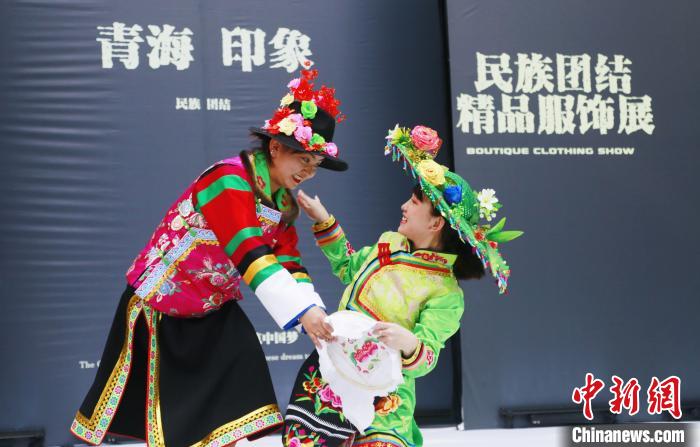 圖為模特身穿土族服飾進(jìn)行“土族刺繡”表演?！●R銘言 攝