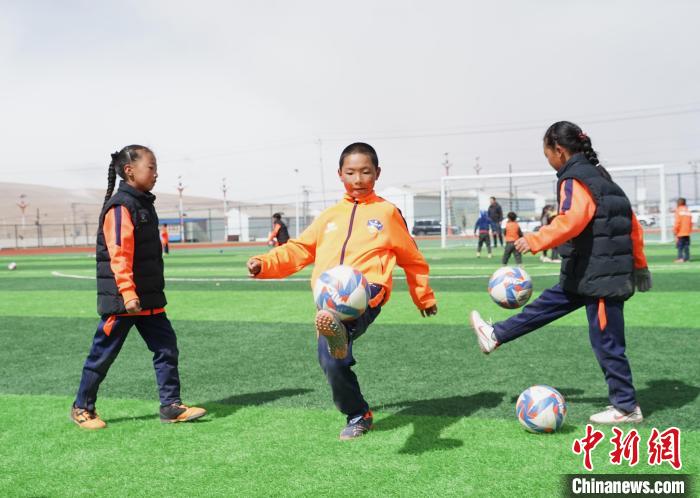 圖為孩子們進(jìn)行顛球訓(xùn)練。　馬銘言 攝