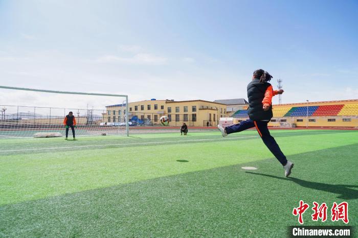 圖為一名女孩進(jìn)行射門訓(xùn)練。　馬銘言 攝