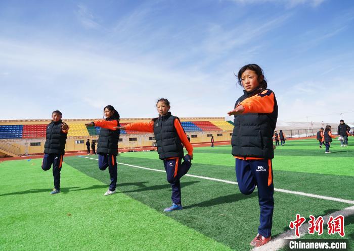 圖為孩子們正在熱身?！●R銘言 攝