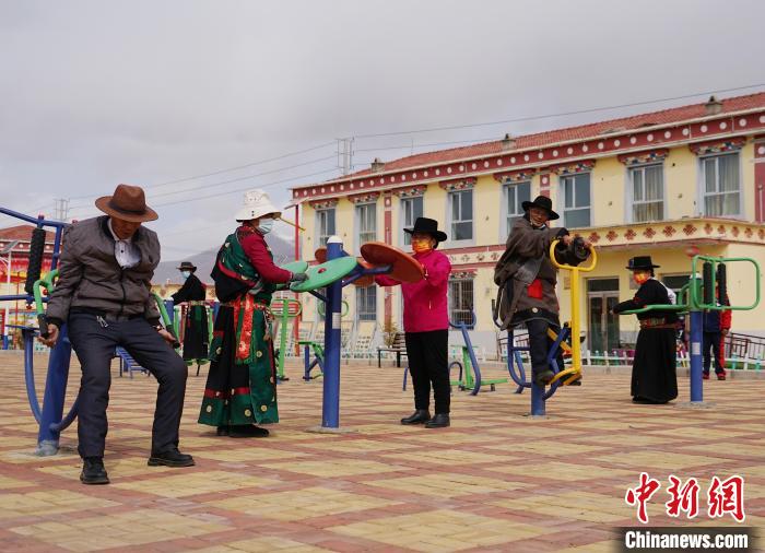 圖為老人們使用健身器材鍛煉身體。　馬銘言 攝