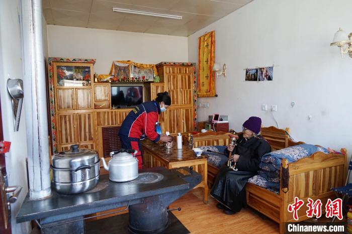 圖為敬老院護工為老人打掃屋內(nèi)衛(wèi)生?！●R銘言 攝