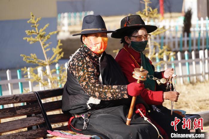 圖為敬老院老人在院內(nèi)曬太陽轉(zhuǎn)經(jīng)桶?！●R銘言 攝