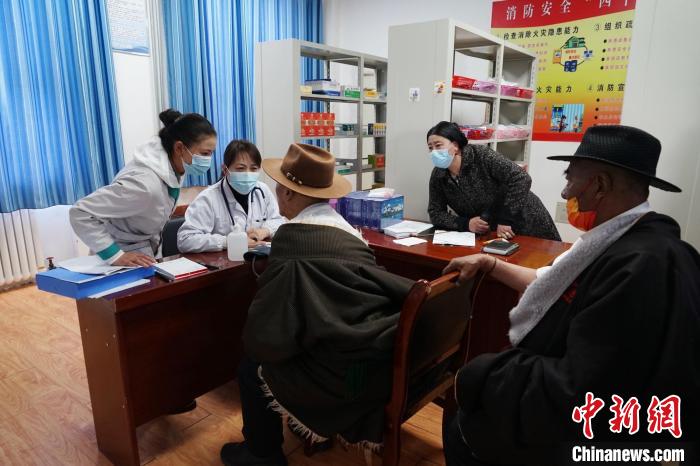 圖為骨科醫(yī)生為敬老院老人們進行集中檢查。　馬銘言 攝