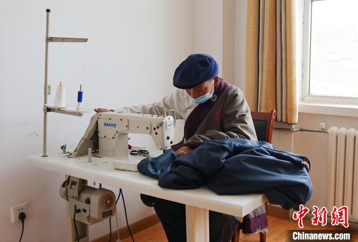 圖為敬老院老人使用縫紉機?！●R銘言 攝