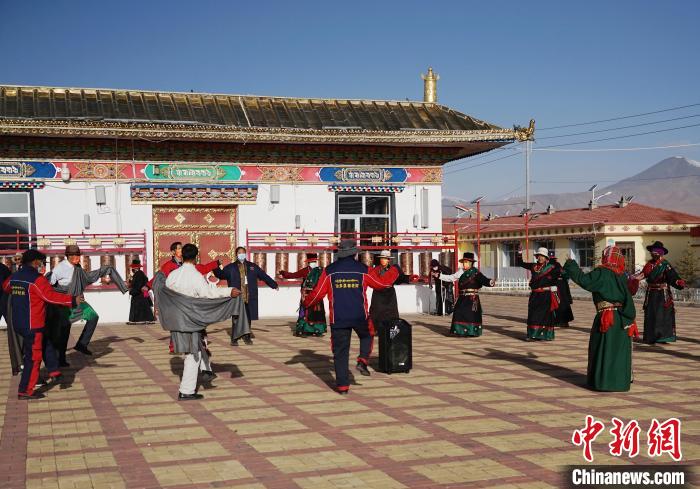 圖為老人們飯后跳起歡快的鍋莊舞蹈?！●R銘言 攝