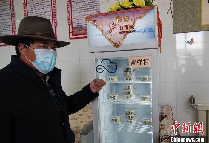 圖為敬老院院長德高介紹，老人們的三餐均有留樣記錄?！●R銘言 攝