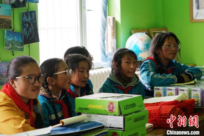 圖為學(xué)生正在認(rèn)真聽生態(tài)課?！●R銘言 攝