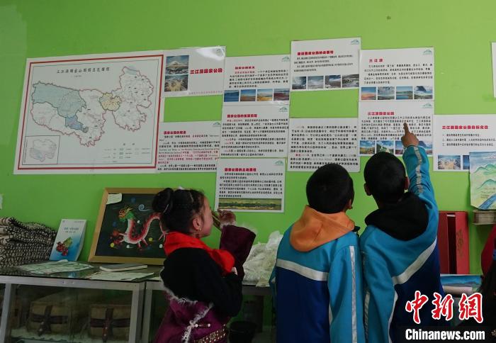 圖為學(xué)生在生態(tài)課堂上了解三江源國家公園知識?！●R銘言 攝