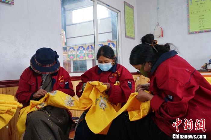 圖為工人正在制作哈達(dá)?！●R銘言 攝