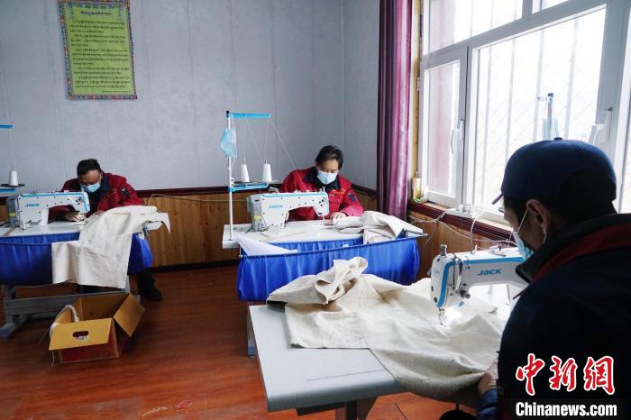 圖為員工正在制作藏服?！●R銘言 攝