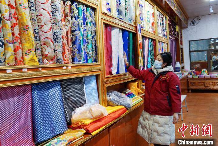 圖為員工清點(diǎn)布匹?！●R銘言 攝