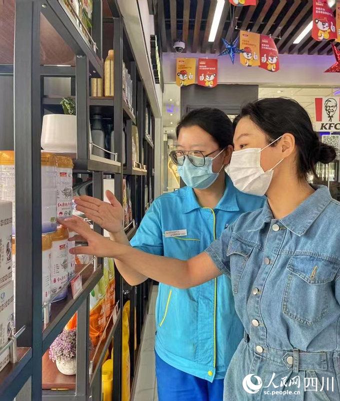 顧客可以在川內(nèi)中國石油加油站便利店內(nèi)選購到品質(zhì)純正的紅原奶粉。張霞攝