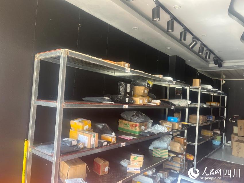 縣城自提點(diǎn)包裹。諸葛輝攝