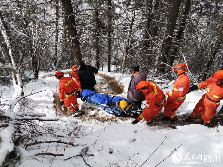 四姑娘山靠前駐防分隊緊急救援登山墜崖游客。程雪力攝